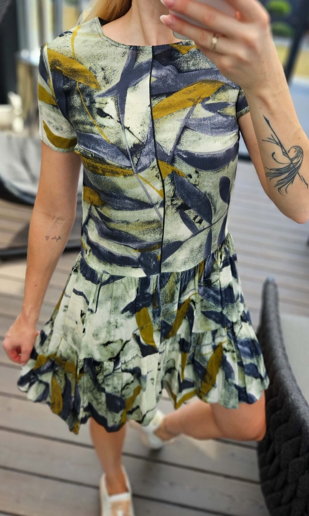 Suknelė su juoda juostele priekyje