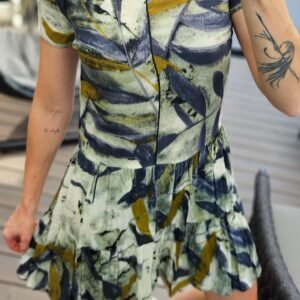 Suknelė su juoda juostele priekyje