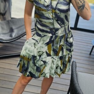 Suknelė su juoda juostele priekyje