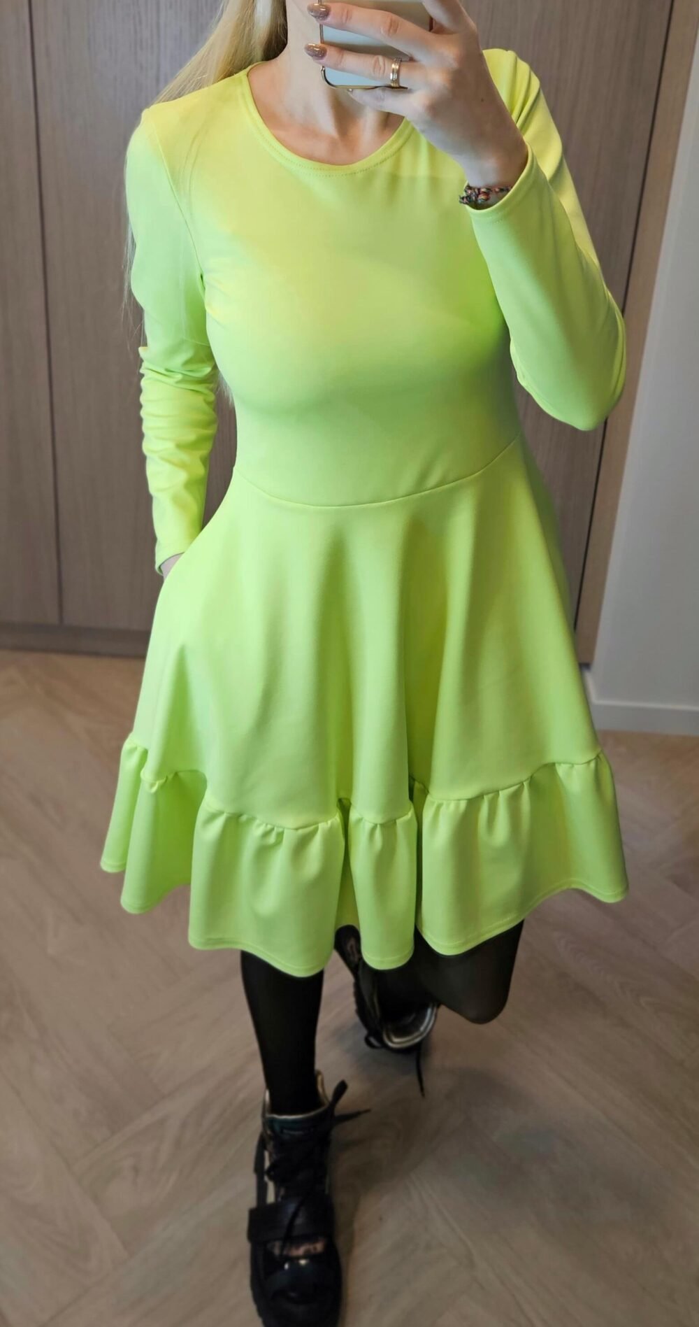 Suknelė "Fit" salotinė