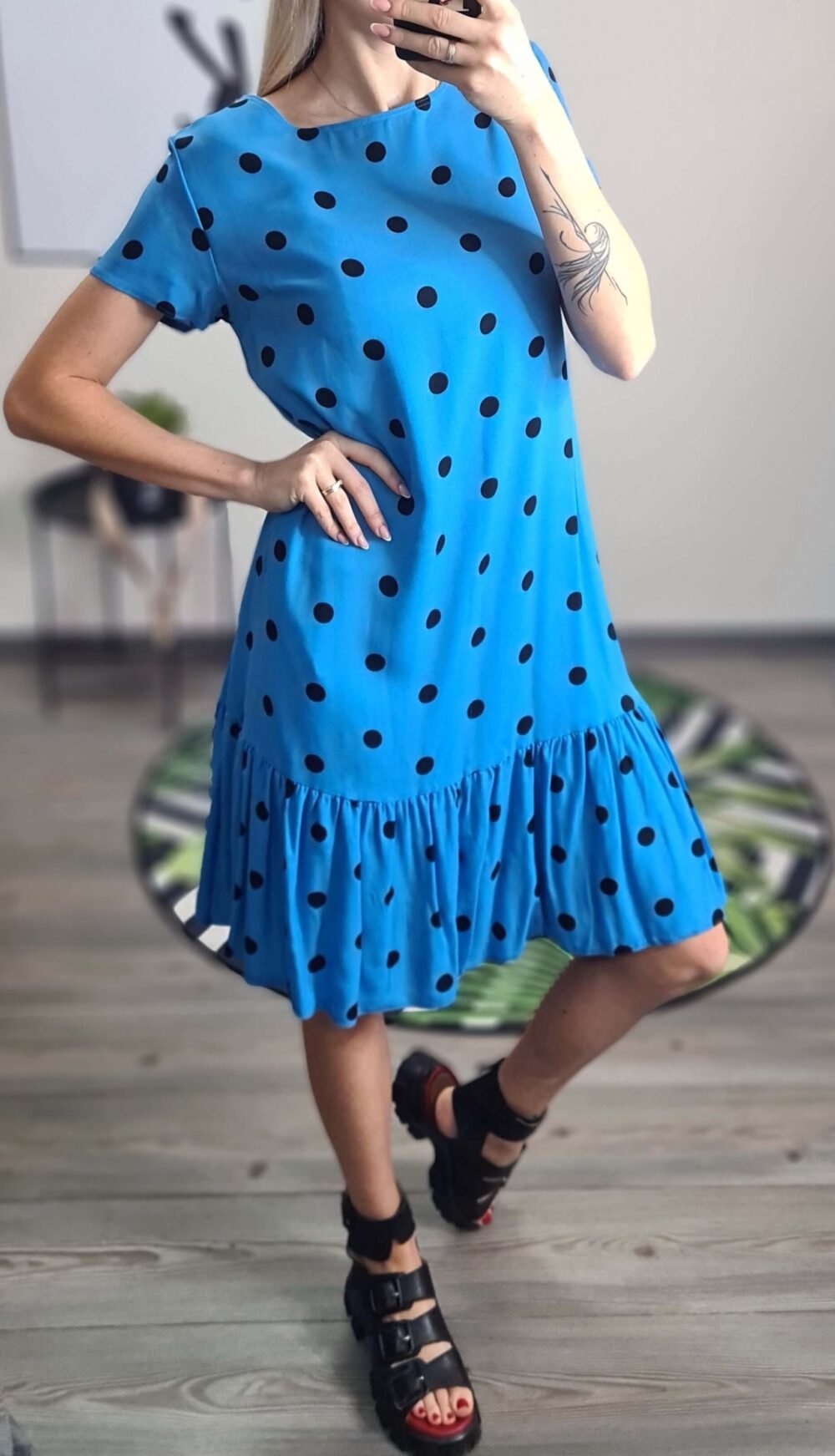 Mėlyna suknelė su taškais
