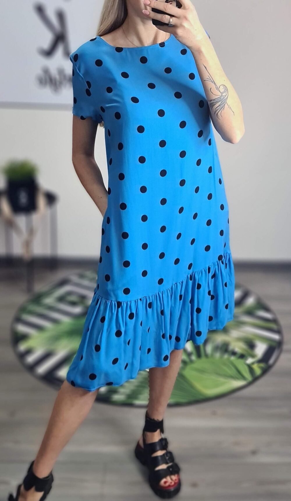 Mėlyna suknelė su taškais