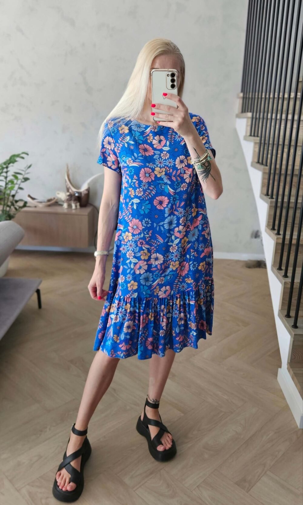 Mėlyna suknelė su gėlėm