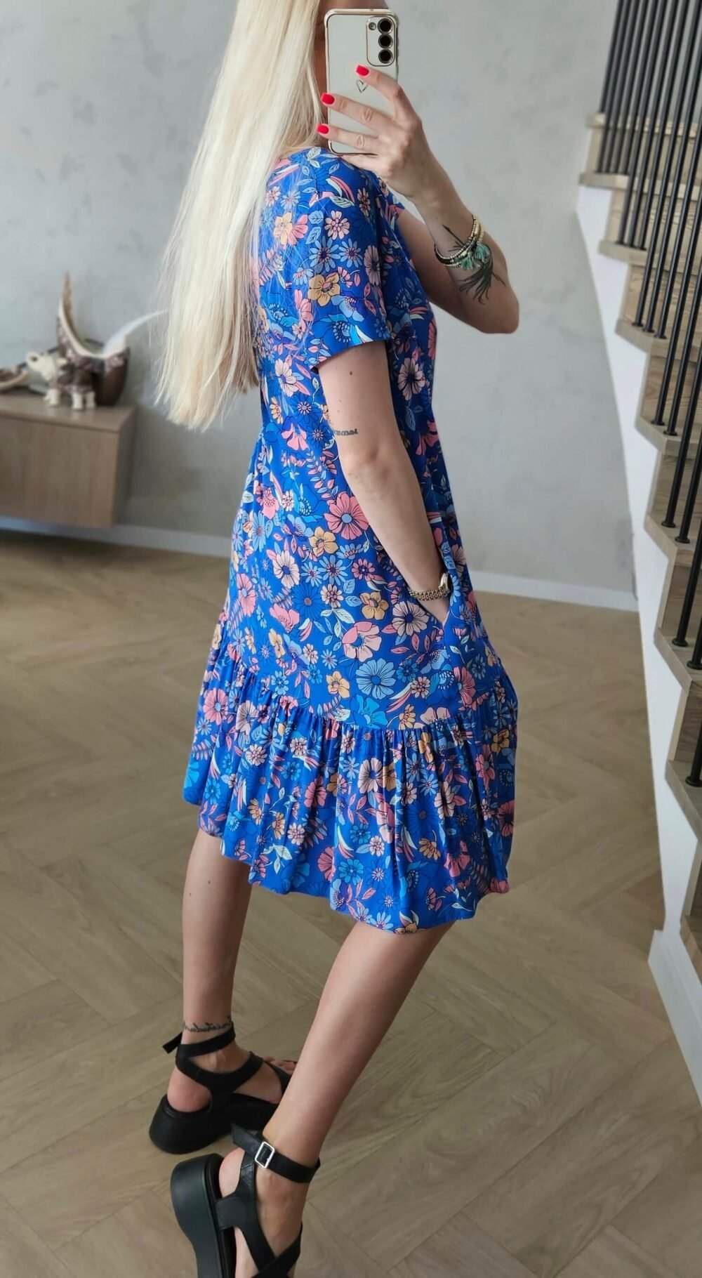 Mėlyna suknelė su gėlėm