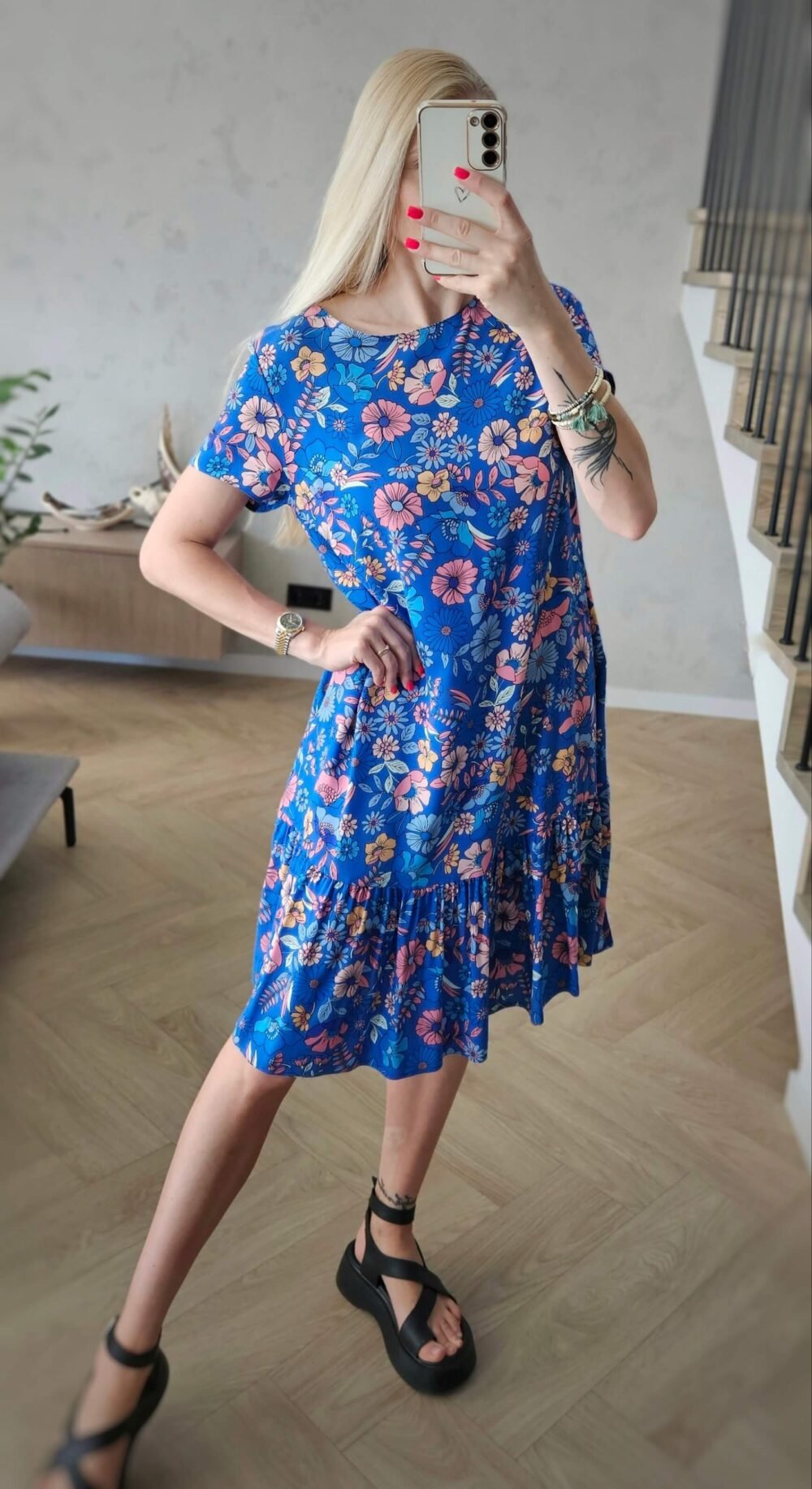 Mėlyna suknelė su gėlėm