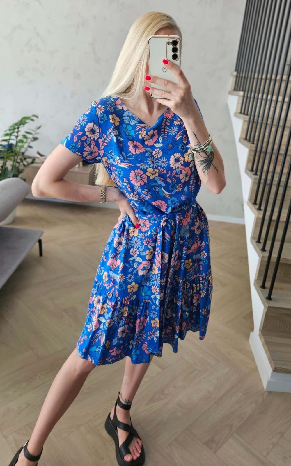Mėlyna suknelė su gėlėm