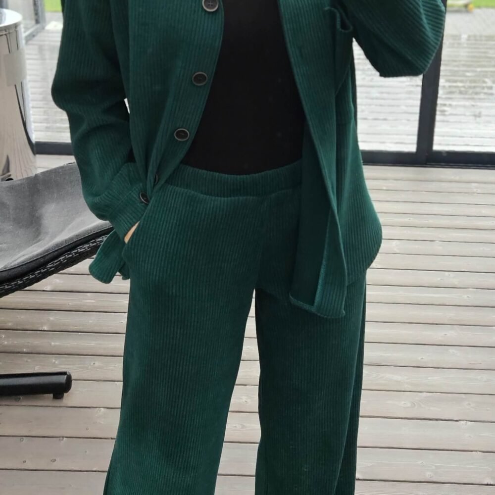 2026/09/1000245992-1-scaled.jpg Žalios velveto kelnės "MUST"